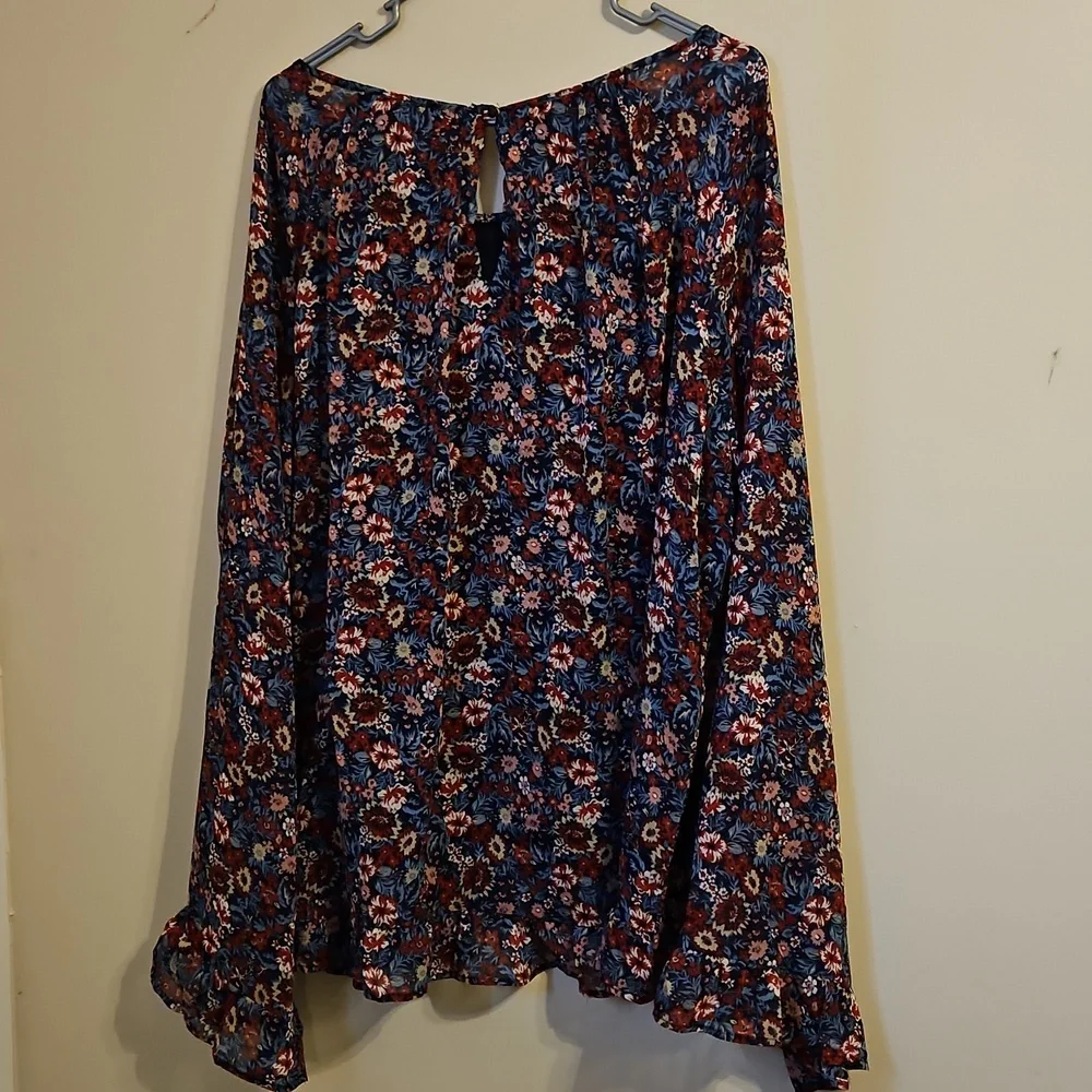 Gilli Floral Shear Sleeve Keyhole Back Tunic Blouse. NWT - Picture 7 of 8